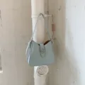 Hellblaue minimalistische Damen Umhängetasche, schicke Pendler Handtasche mit Metallverschluss. - Reguläre Passform / Blau