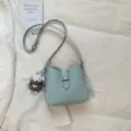Hellblaue minimalistische Damen Umhängetasche Pendler Handtasche mit süßem Kaninchen Dekor. - Mit Puppenanhänger / Blau