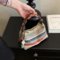 Bunte geflochtene Stroh Umhängetasche für Damen, modische Sommer Strand Handtasche. - Mit Anhänger / bunt