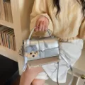 Silberne metallische Henkeltasche Umhaengetasche mit niedlichem Plueschbaer Anhaenger, chic. - Silber