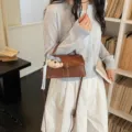 Braune PU Leder Umhängetasche Kleine Quadratische Handtasche mit Bären Anhänger Neu - Braun
