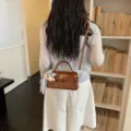 Koreanische Retro braune Umhängetasche mit süßem Bären Anhänger, stylische Damentasche. - Braun mit Anhänger