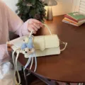 Modische PU Leder Handtasche fuer Damen, niedlicher Welpen Anhaenger Umhaengetasche Stil. - Gelb Mit Anhänger