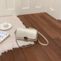 Borsa a tracolla bianca con catena alla moda da donna, mini borsa quadrata versatile. - Bianco avorio