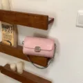 Mini borsa a tracolla rosa per donna, elegante borsa in pelle con catena argentata e chiusura. - Rosa