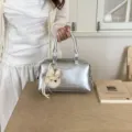 Silberne metallische Boston Handtasche mit süßem Schleifenbären Anhänger, Kissen Tasche. - Mit Anhänger / Silber