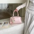 Schicke rosa Boston Handtasche mit süßem Hundehänger, vielseitige Umhängetasche Alltag. - Mit Anhänger / Rosa