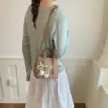 Detailansicht der eleganten beigen Umhängetasche mit hübschem Perlen-Tulpen-Anhänger. - Braun mit Anhänger