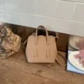 Schicke Kunstleder Beuteltasche für Damen, stilvolle Umhängetasche mit Henkel, beige. - Braun