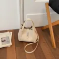 Bolso cubo beige elegante para mujer, pequeno bolso bandolera versatil con asas de moda. - Blanco