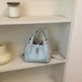 Bolso cubo cruzado de cuero azul claro con cierre de metal, elegante bolso de mano para mujer. - Azul