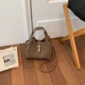 Elegante bolso cubo marrón de cuero con asa y correa cruzada, elegante y versátil. - Caqui