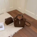 Bolso cubo de cuero PU marrón con asas y cierre elegante, variante muy elegante. - Marrón
