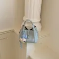 Bolso cubo de cuero azul claro para mujer, elegante bolso bandolera con bonito colgante de oso. - Azul Con Colgante