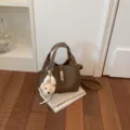 Bolso cubo marrón de cuero de moda con asa y bonito llavero de cachorro para mujer. - Caqui Con Colgante
