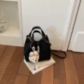 Chic bolso de cubo negro para mujer con lindo dije de oso y correa cruzada versátil. - Negro Con Colgante