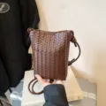 Sac seau bandoulière en cuir tressé pour femmes, sac épaule marron élégant pour le travail. - Marron