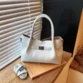 Bolso tote de mano en cuero gris claro, elegante bolso de hombro con cierre metálico. - Blanco