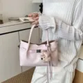Bolso tote elegante de cuero rosa para mujer, bolso de hombro chic con oso colgante y cierre. - Rosa Con Colgante