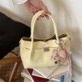 Bolso de mano amarillo para mujer, elegante bolso tote con bonito llavero de oso y cierre. - Amarillo Con Colgante