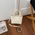 Minimalistische weiße Beuteltasche für Damen, stilvolle Henkeltasche mit Knotendetail. - Reguläre Passform / Weiß