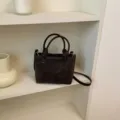 Braune strukturierte Beuteltasche, lässige Umhängetasche, stilvolle Handtasche für Damen. - Reguläre Passform / Kaffeebraun