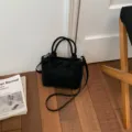 Schwarze Eimer Tasche minimalistische Umhängetasche Damen Schultertasche für den Alltag - Reguläre Passform / Schwarz