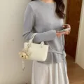 Weißer Beutel Rucksack, schicker Knoten Griff, süßer Bär Anhänger, modische Sommertasche. - Mit Anhänger / Weiß