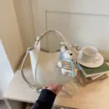 Sac seau en cuir beige chic avec adorable pendentif en peluche tricotée, sac à bandoulière stylé. - Blanc Cassé Avec Pendentif