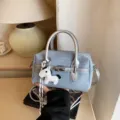 Modische blaue Denim Boston Handtasche für Damen, schicke silberne Griff Umhängetasche. - Mit Anhänger / Silber