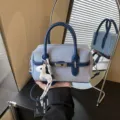 Schicke Jeans-Kontrast Umhängetasche, modische Sommer-Pendler-Crossbody-Kissentasche. - Mit Anhänger / Blau