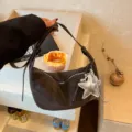 Modische dunkelbraune Hobo-Dumpling-Tasche mit Silberstern-Anhänger, lässige Umhängetasche Damen - Mit Anhänger / Kaffeebraun