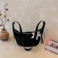 Schwarze Damen Hobo Tasche, Beuteltasche mit modischem Silberstern-Anhänger und Reißverschluss. - Mit Anhänger / Schwarz