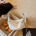 Weißer Leder Hobo Beutel mit Silber Stern Anhänger, schicke Schulter Umhängetasche. - Mit Anhänger / Weiß