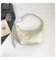 Elegante cremefarbene Leder-Hobotasche im Dumpling-Design mit praktischem Umhängegurt. - Weiß