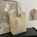 Lässige Strohgewebte Damentasche, große Kapazität Schultertasche mit stilvollem Quastenanhänger. - Gebrochenes Weiß