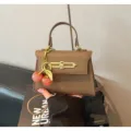 Braune Vintage Kelly-Stil Umhängetasche kleine Handtasche mit Kirschenanhänger. - Braun mit Anhänger