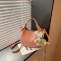 Élégant sac seau en cuir rose pour femmes, chic sac bandoulière avec joli pendentif ours. - Rose avec pendentif