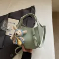 Sac seau minimaliste en cuir tendance avec charmant pendentif d'ours, sac bandoulière vert. - Vert avec Pendentif