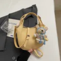 Sac seau bandoulière en cuir PU style coréen avec pendentif ours, sac chic femme. - Jaune avec Pendentif