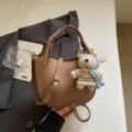 Sac seau en cuir PU marron avec charm d'ours mignon, sac bandoulière élégant pour femmes. - Khaki Avec Pendentif