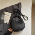 Élégant sac seau noir en cuir grainé avec poignée et bandoulière réglable et pratique. - Noir sans Pendentif