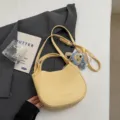 Sac seau jaune en cuir PU pour femme, élégant sac à bandoulière avec adorable pendentif d'ours. - Jaune sans pendentif