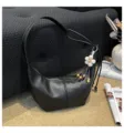 Schwarze Leder Hobo Umhängetasche stilvolle Knettasche mit Blumenanhänger Damen Alltagstasche. - Schwarz (SY2031) / Schwarz Mit Anhänger