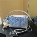 Borsa a tracolla trapuntata in denim alla moda con catena e grazioso ciondolo orsetto. - Argento (Con Ciondolo)
