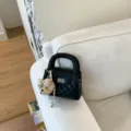 Klassieke zwarte gewatteerde handtas met schattige berenhanger, chique mini modetas. - Zwart Met Hanger