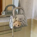 Zilveren gewatteerde handtas met schattige berenbedel en strik, stijlvolle damestas. - Zilver (Met Hanger)
