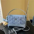 Borsa a tracolla trapuntata in denim azzurro con catena e ciondolo orsetto per le donne. - Blu con Pendente