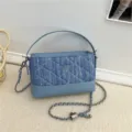 Borsa a tracolla trapuntata in denim blu con catena e manico elegante da donna. - Blu Senza Ciondolo