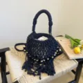 Donkerblauwe geweven macramé emmertas met houten kralen en franjes, stijlvolle zomertas. - Blauw